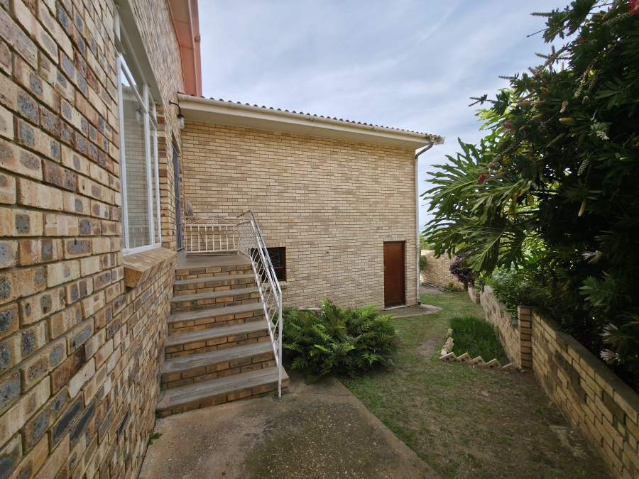 6 Bedroom Property for Sale in Wavecrest Eastern Cape
